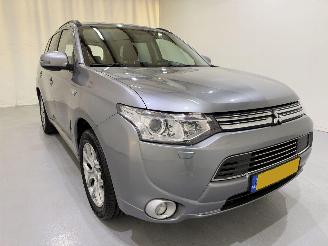 uszkodzony samochody osobowe Mitsubishi Outlander 2.0 PHEV Instyle 4WD Leer 2014/6