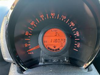 Peugeot 108 1.0 picture 10