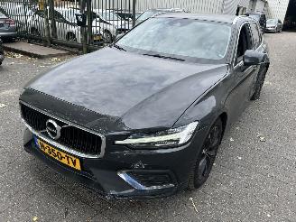 krockskadad bil auto Volvo V-60 2.0 D 3  Momentum 2020/5