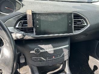 Peugeot 308 1.2 PureTech     5 Drs picture 7