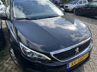 Peugeot 308 1.2 PureTech     5 Drs picture 3