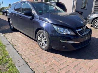 Coche siniestrado Peugeot 308 308 SW (L4/L9/LC/LJ/LR), Combi 5-drs, 2014 / 2021 1.2 12V e-THP PureTech 130 2014/11