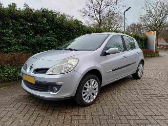 krockskadad bil auto Renault Clio 1.2-16V Special Rip Curl 2008/11