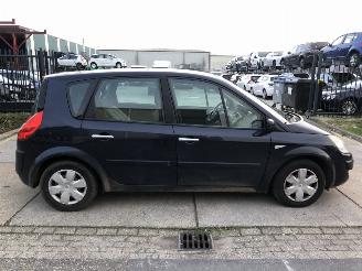 Vaurioauto  passenger cars Renault Scenic 16i 16v 2008/6