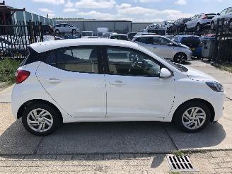 damaged passenger cars Hyundai I-10 1.0i 49kW E6 Comfort AIRCO 2023/3