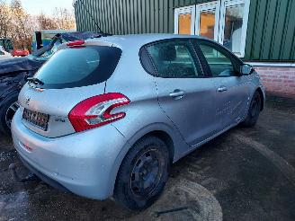 Peugeot 208  picture 6