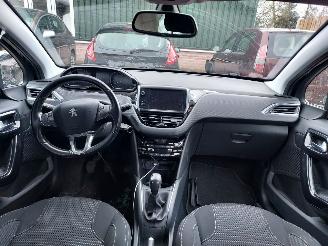 Peugeot 208  picture 16