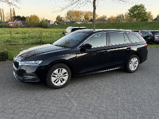 krockskadad bil auto Skoda Octavia 2.0 CRTDI 110KW DSG7 CLEVER 2023/2