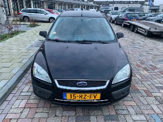 uszkodzony samochody osobowe Ford Focus 1.6 16v 2005/10