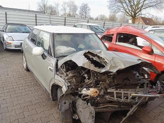 Vrakbiler auto Mini Cooper Mini (F55), Hatchback 5-drs, 2013 1.5 12V Cooper 2016/2