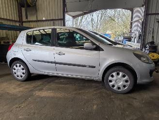 Uttjänta bilar auto Renault Clio 1.2-16V Dynamique Comfort 2006/3