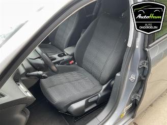 Peugeot 308 308 SW (L4/L9/LC/LJ/LR), Combi 5-drs, 2014 / 2021 1.2 12V e-THP PureTech 130 picture 24