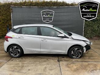 Coche siniestrado Hyundai I-20 i20 (BC3), Hatchback 5-drs, 2020 1.0 T-GDI 100 Mild Hybrid 48V 12V 2021/12