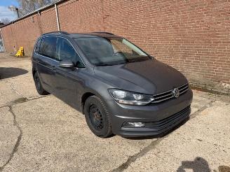 Vaurioauto  passenger cars Volkswagen Touran 1.2 TSI 7 Persoons 2015/10