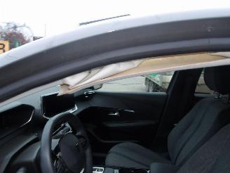 Peugeot 208  picture 4