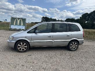 Opel Zafira -A 2.0-16V DTi Comf Navigator 7 PERSOONS UITVOERING picture 3