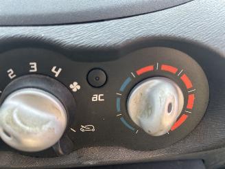 Renault Twingo 1.5 dCi Collection AIRCO, N.A.P. ENZ MOTOR SCHADE ! picture 8