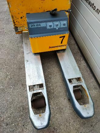 Jungheinrich  ERE 225 Elektrische palletwagen met lader picture 10