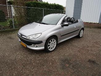 damaged passenger cars Peugeot 206 CC 1.6-16V Automaat Leder 2003/4