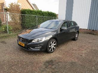Damaged car Volvo V-60 2.4 D6 AWD Camera Navi Leder Schadevrij 2013/9