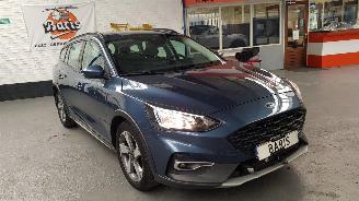 uszkodzony samochody osobowe Ford Focus 1.0 Ti-VCT ECOBOOST 12V COMBI  BENZ 999CC 92KW 125PK 2019/3