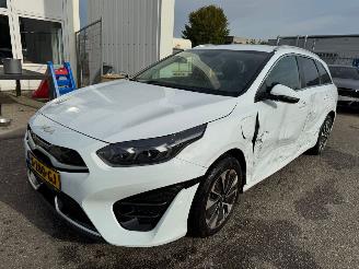 Damaged car Kia Cee d Sportswagon 1.6 AUTOMAAT GDI PHEV DynamicPlusLine BJ 2023 2023/1