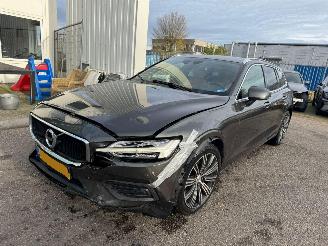 Damaged car Volvo V-60 2.0 T5 Momentum 250 PK AUTOMAAT 2018/10