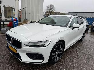 krockskadad bil auto Volvo V-60 2.0 B3 Momentum Business AUTOMAAT 2022/1