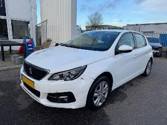 Vaurioauto  passenger cars Peugeot 308 1.2 PureTech Blue Lease Active 2020/10