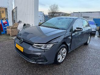 Schadeauto Volkswagen Golf 1.0 eTSI Life AUTOMAAT 2022/3
