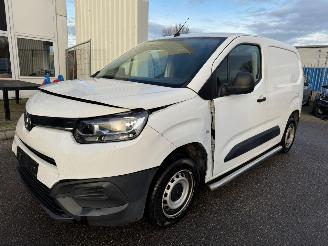 krockskadad bil bedrijf Toyota Proace CITY 1.5 D-4D Cool Comfort 2021/1