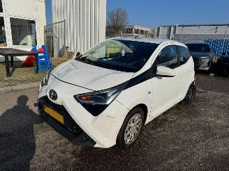 Vaurioauto  passenger cars Toyota Aygo 1.0 VVT-i x-play AUTOMAAT 2021/10