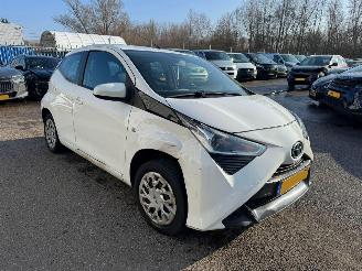 damaged passenger cars Toyota Aygo 1.0 VVT-i AUTOMAAT X PLAY 2021/10