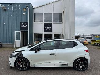Vaurioauto  passenger cars Renault Clio 1.6 AUTOMAAT 220 PK R.S. Trophy 2016/9