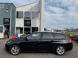 uszkodzony samochody osobowe Peugeot 308 1.2 PureTech Blue Lease Executive 2018/7