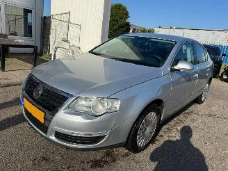 Vaurioauto  passenger cars Volkswagen Passat 2.0 AUTOMAAT FSI Comfortline 2006/9