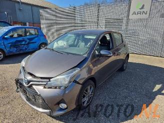 Coche siniestrado Toyota Yaris Yaris III (P13), Hatchback, 2010 / 2020 1.5 16V Hybrid 2015/11