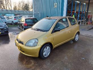 damaged passenger cars Toyota Yaris Yaris (P1) Hatchback 1.0 16V VVT-i (1SZFE) [50kW] 2000/9