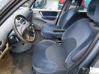 Citroën Xsara Xsara Picasso (CH) MPV 2.0 16V (EW10J4(RFN)) [100kW] picture 7