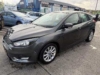 damaged passenger cars Ford Focus 1.0 92KW Clima Navi Camera Keyless Titanium 2016/4