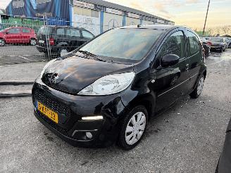 krockskadad bil auto Peugeot 107 1.0 50KW Airco Led Active 5-Drs NAP 2013/4