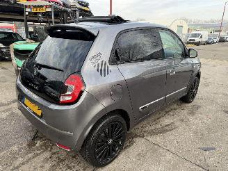 krockskadad bil auto Renault Twingo 22 kWh 60KW R80 E-Tech Serie Limitee Urban Night Cabrio Clima Navi Led 2023/6