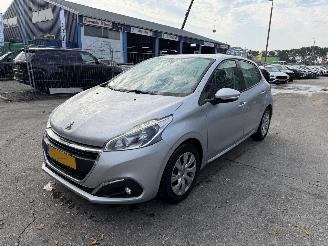 Damaged car Peugeot 208 1.6 Bluehdi 55KW Navi Airco Blue Lease 5-Drs NAP 2016/6
