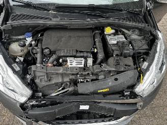 Peugeot 208 1.2 thp allure picture 20