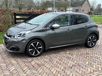 Vaurioauto  passenger cars Peugeot 208 Tech edition 2019/10
