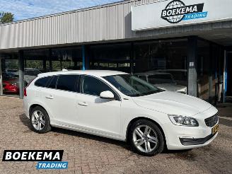 uszkodzony samochody osobowe Volvo V-60 2.4 D5 Twin Engine AWD Plug in Hybrid Navi Climate Cruise 2016/12