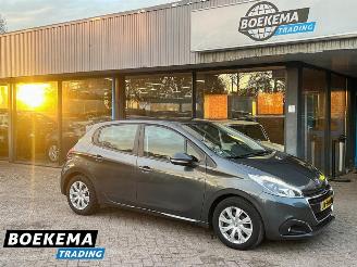 krockskadad bil auto Peugeot 208 1.2 PureTech Blue Lion Navi Airco Cruise PDC Trekh. 2016/4
