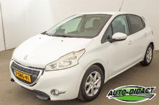 krockskadad bil auto Peugeot 208 1.2 e-VTi Automaat Blue Lease 2013/11