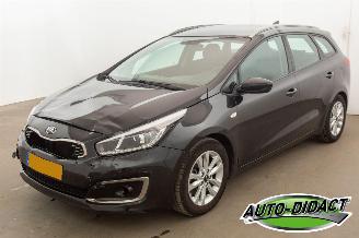 krockskadad bil auto Kia Cee d 1.6 GDI 117.593 Clima Navi Camera ComfortPlusLine Navigator 2018/1