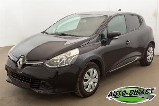 krockskadad bil auto Renault Clio 1.2 Airco Navi 2014/8